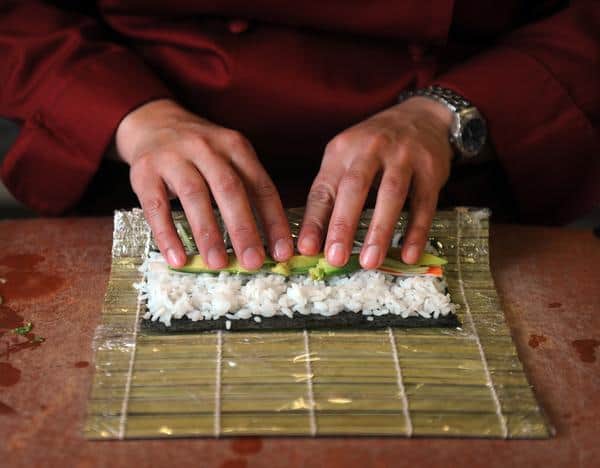 Kit Sushi Complet 10 Pièces - 2 Tapis Bambou, Baguettes, Pagaie à Riz (24x22,5cm)