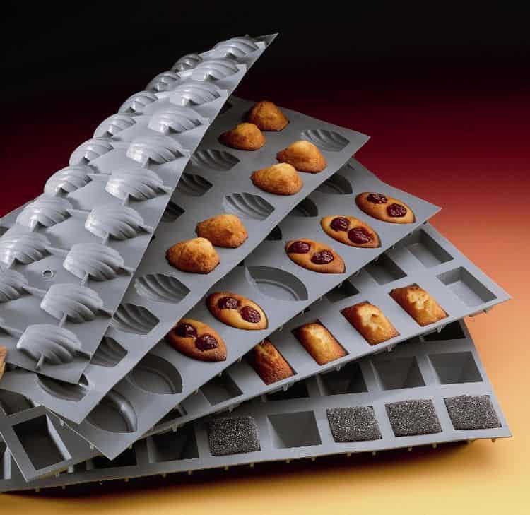 Moule à Chocolat ou Moule à Gâteau Ancien Forme de Lapin en Métal /Cake Mold fer