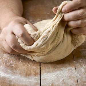 travail de la pâte à pain à la main