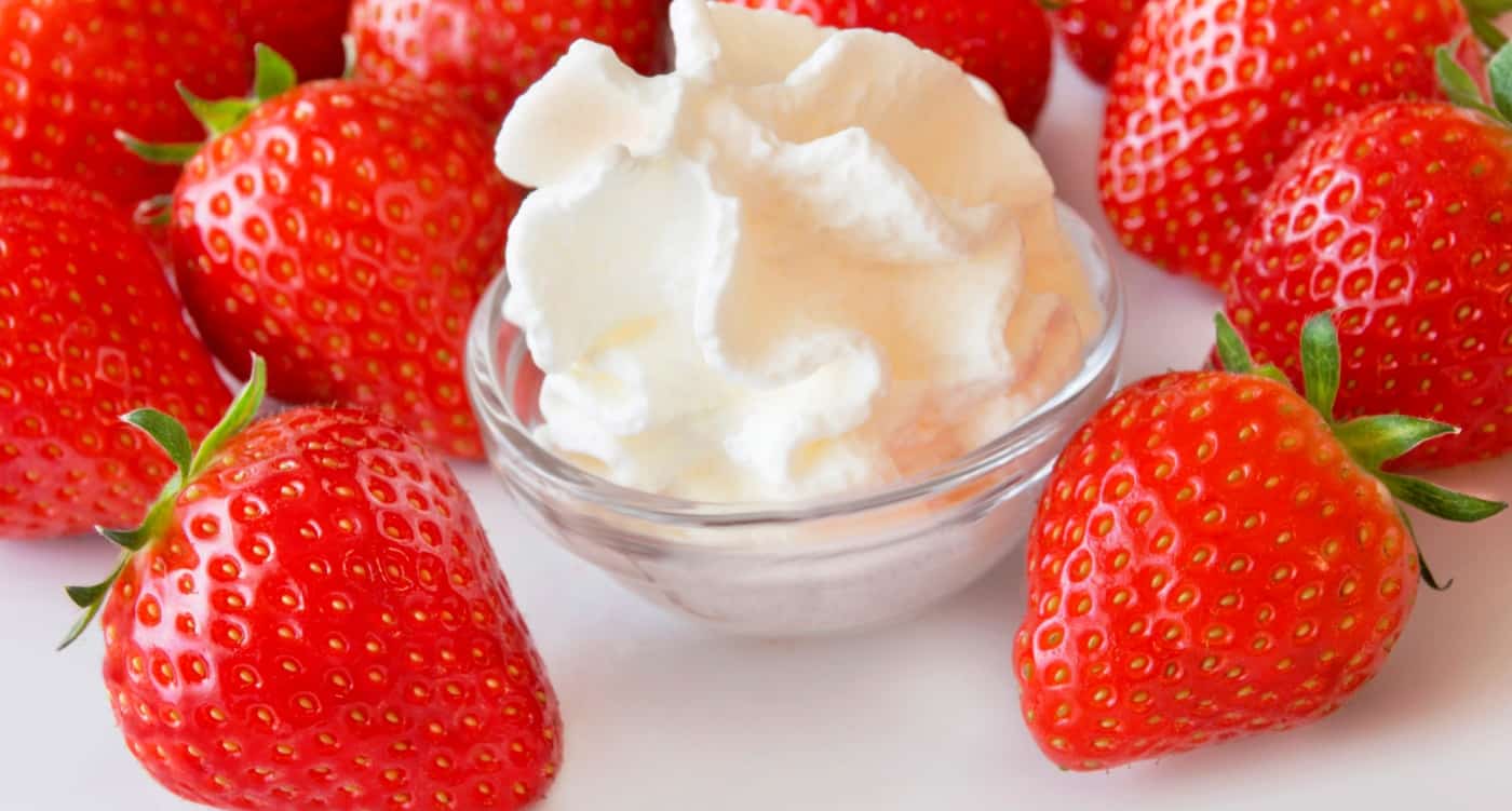 crème dans entourée de fraises